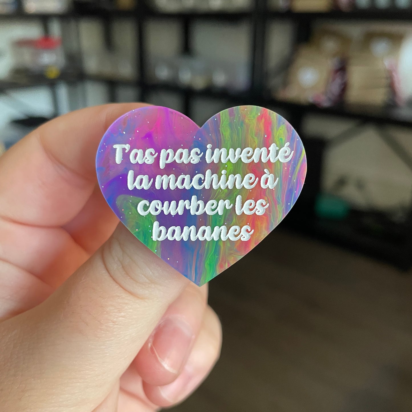 Broche "T'as pas inventé la machine à courber les bananes" en acrylique semi transparente marbrée multicolore