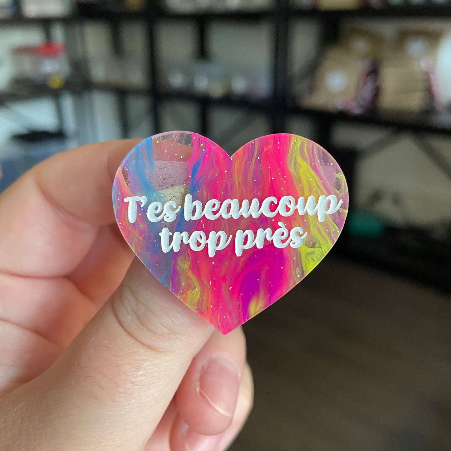 Broche "T'es beaucoup trop près" en acrylique semi transparente marbrée multicolore