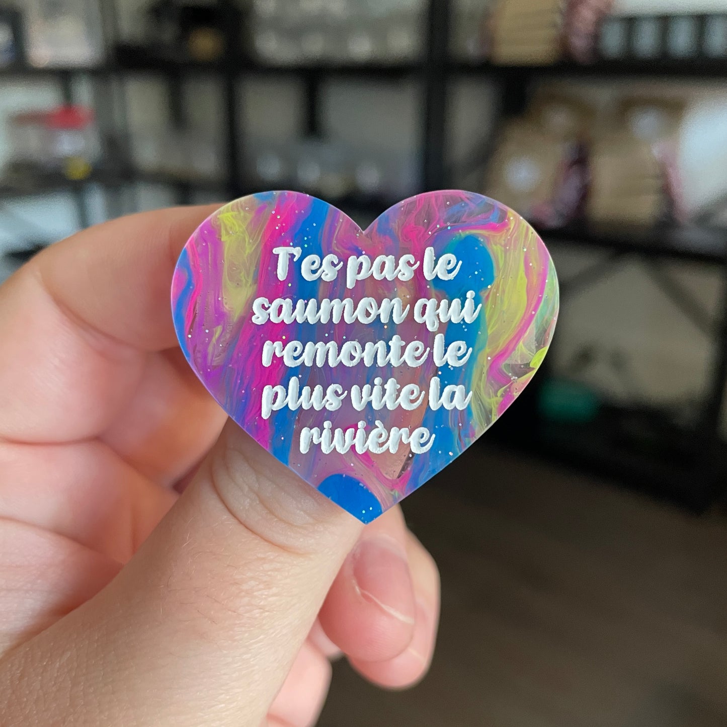 Broche "T'es pas le saumon qui remonte le plus vite la rivière" en acrylique semi transparente marbrée multicolore