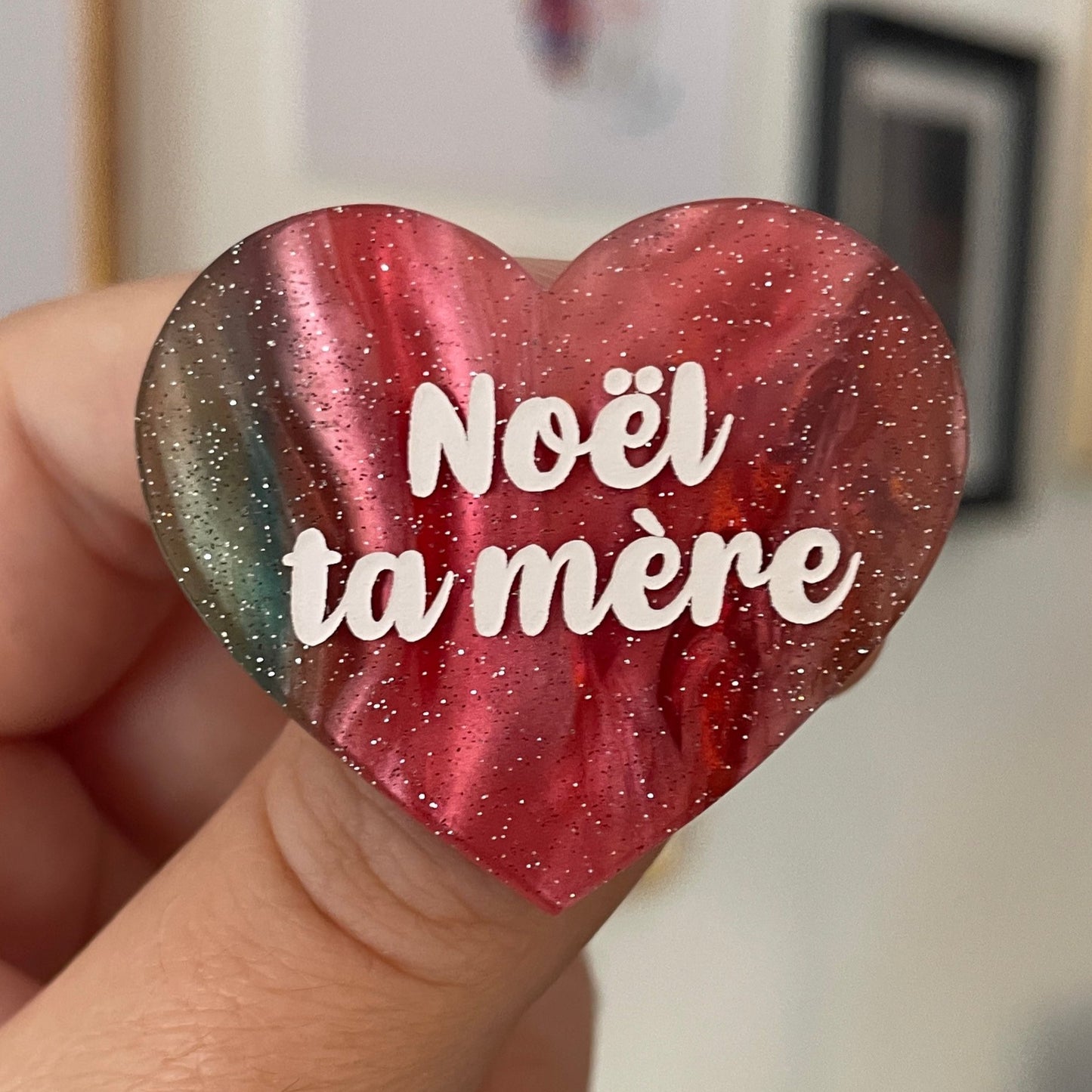 Broche "Noël ta mère" en acrylique marbrée rouge, verte, marron et blanche