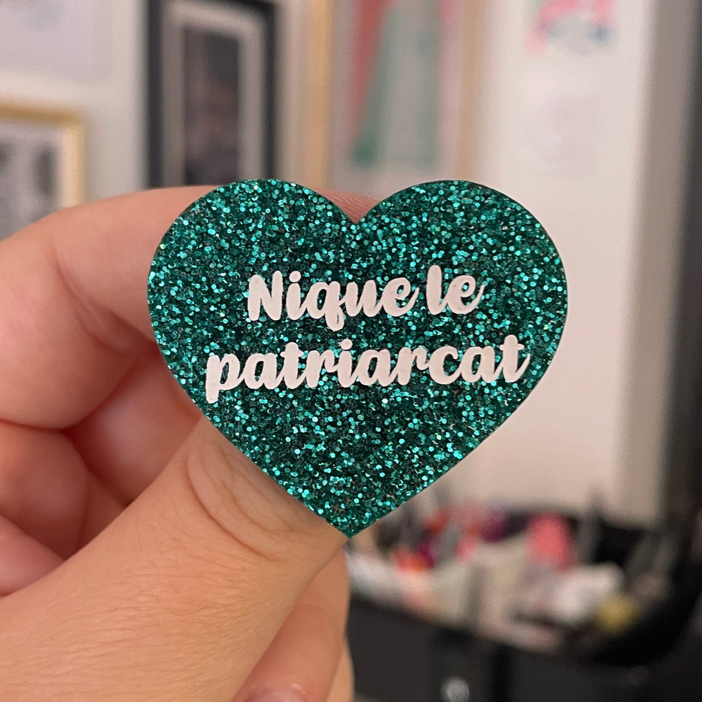 Broche "Nique le patriarcat" en acrylique à paillettes turquoise
