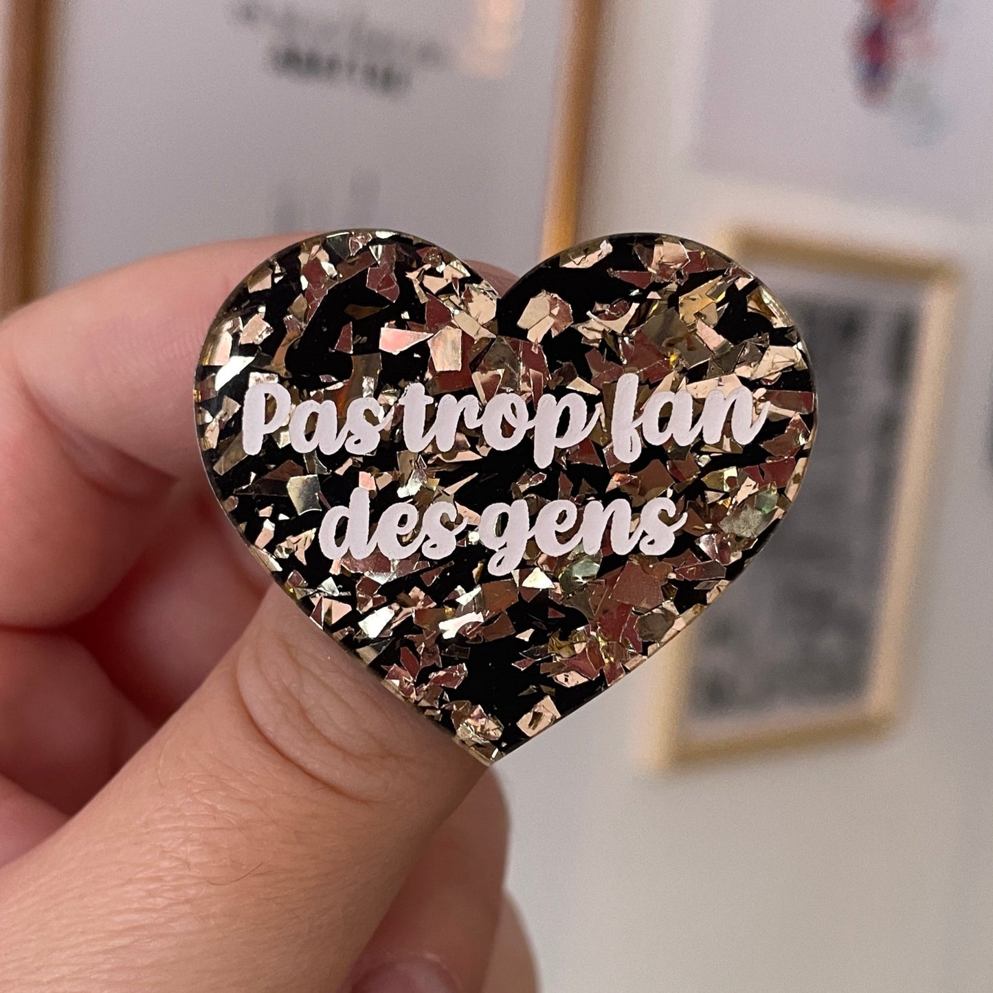 Broche "Pas trop fan des gens" en acrylique noir avec des éclats de confettis doré clair