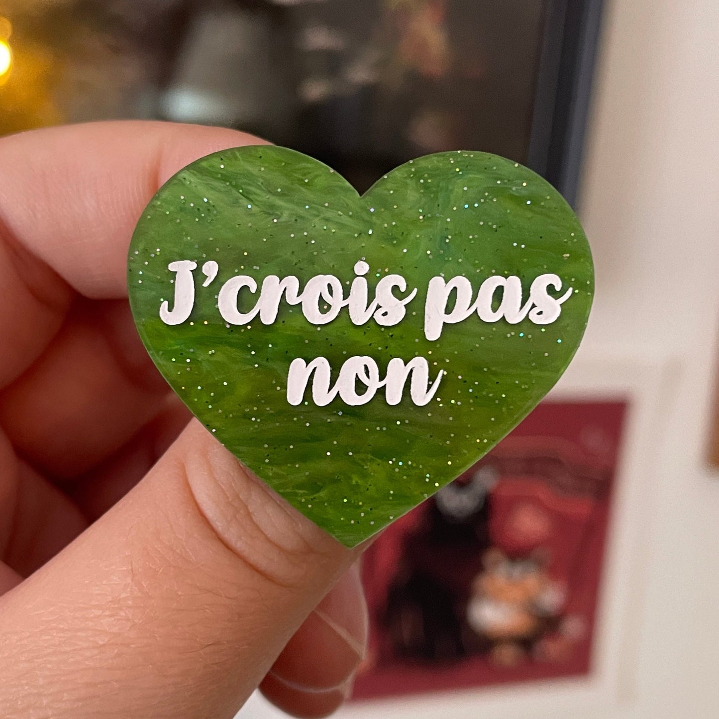 Broche "J'crois pas non" en acrylique marbrée verte à paillettes