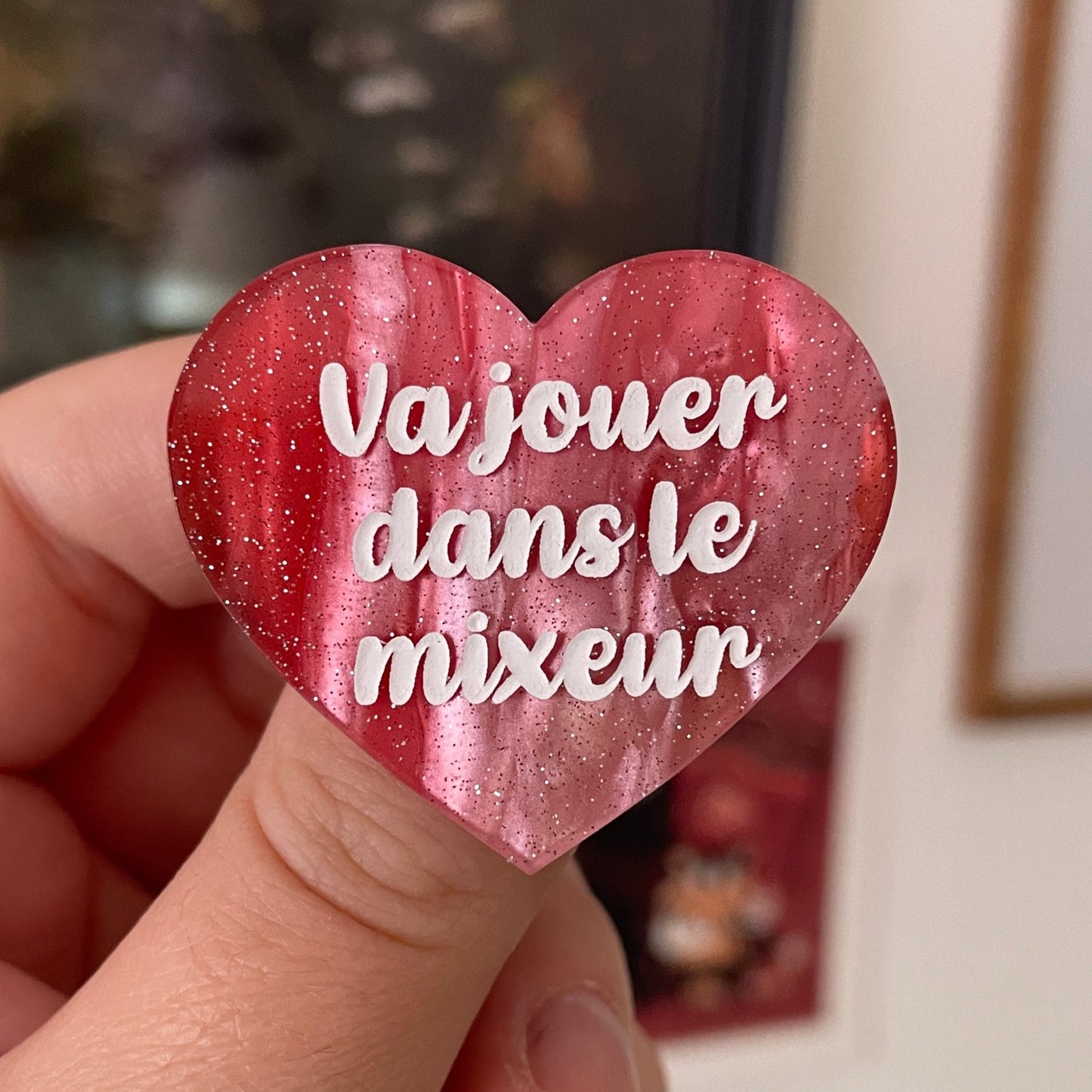 Broche "Va jouer dans le mixeur" en acrylique marbrée rouge, blanche et marron