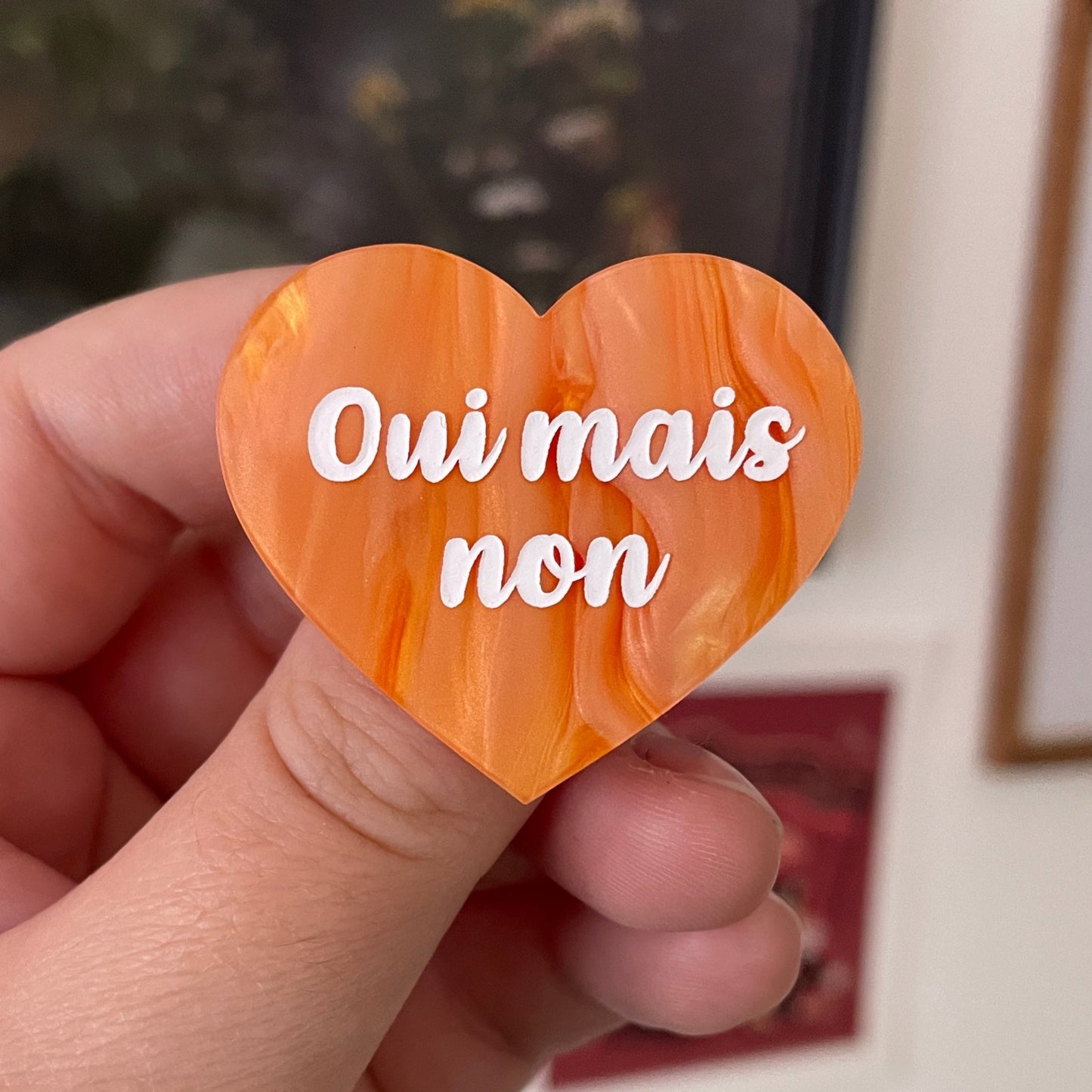 Broche "Oui mais non" en acrylique marbrée orange