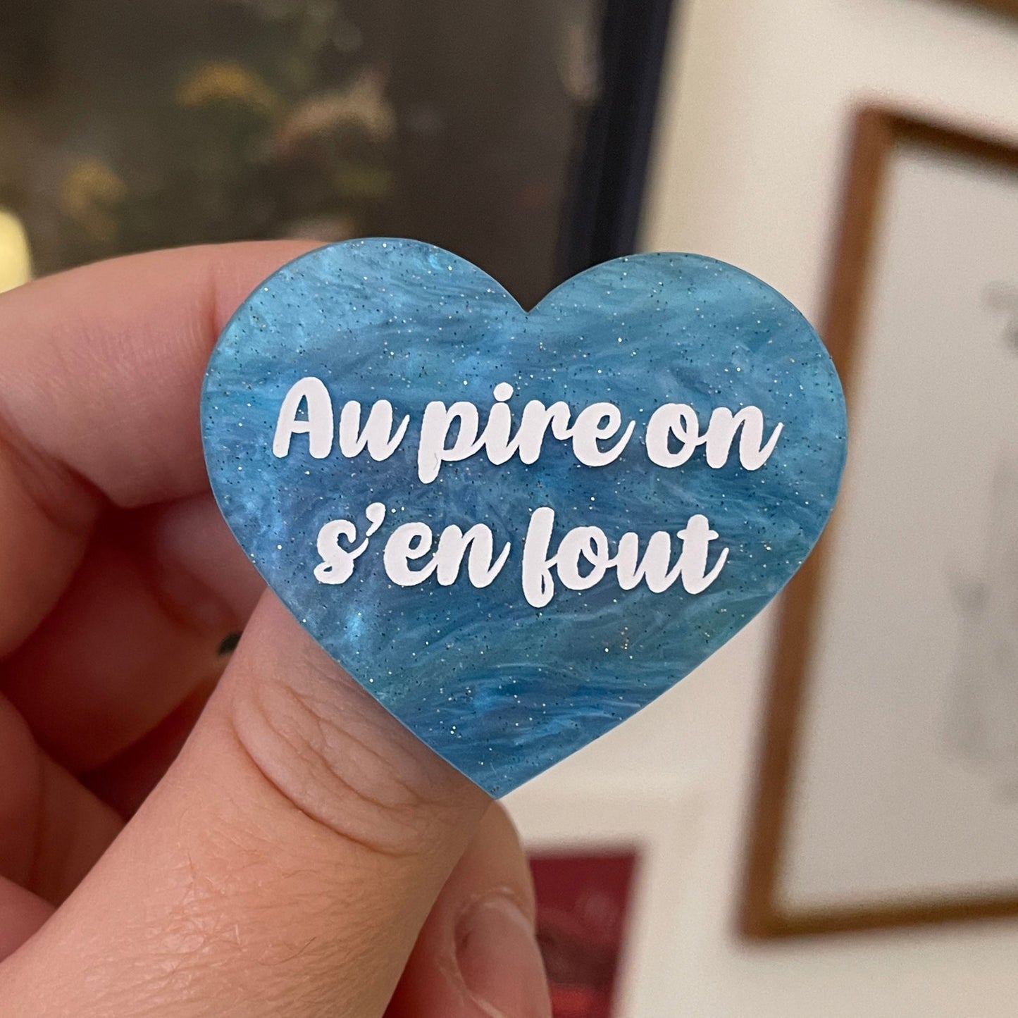 Broche "Au pire on s'en fout" en acrylique marbrée bleue à paillettes