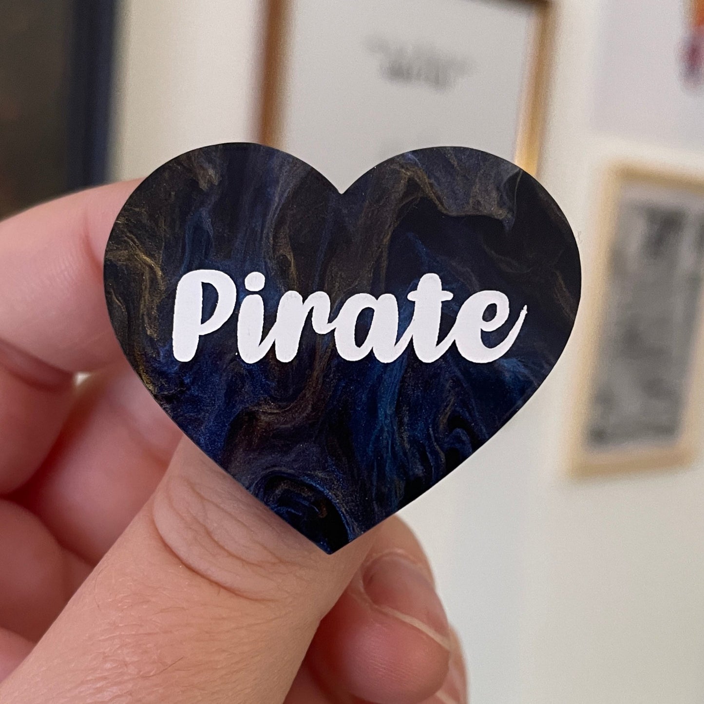 Broche "Pirate" en acrylique marbrée bleue, noire et dorée