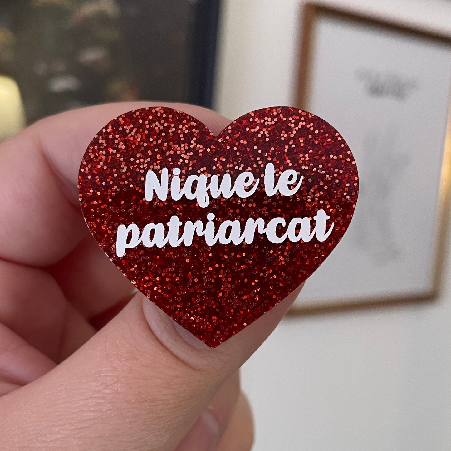 Broche "Nique le patriarcat" en acrylique à paillettes oranges