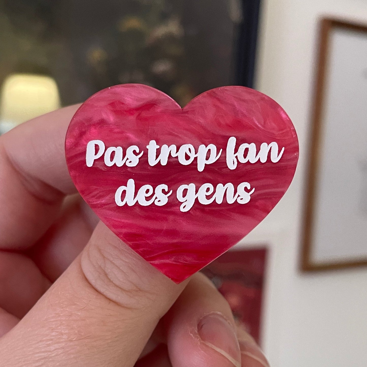 Broche "Pas trop fan des gens" en acrylique marbrée rose