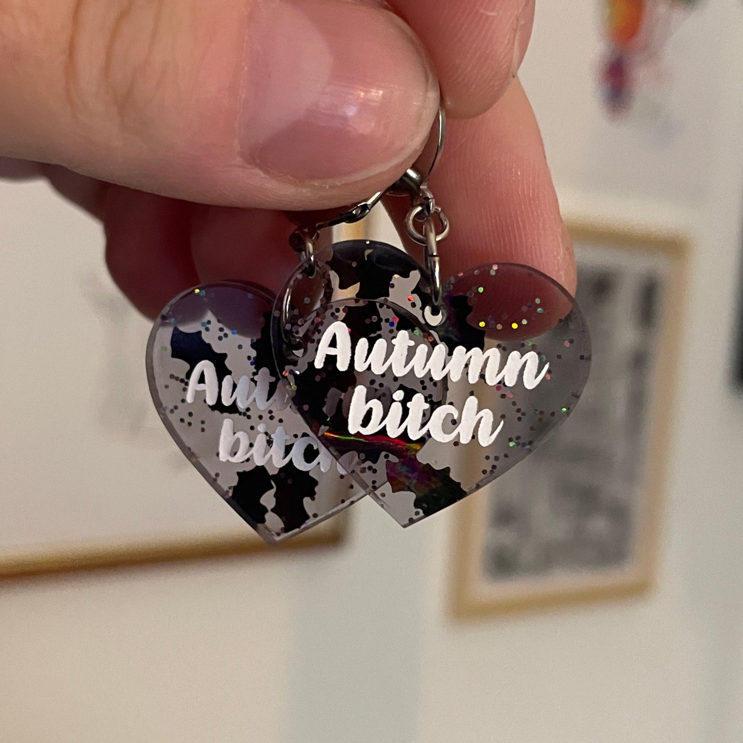 Petites boucles d'oreilles coeurs pendantes "Autumn bitch" en acrylique transparente avec des chauve-souris et des paillettes
