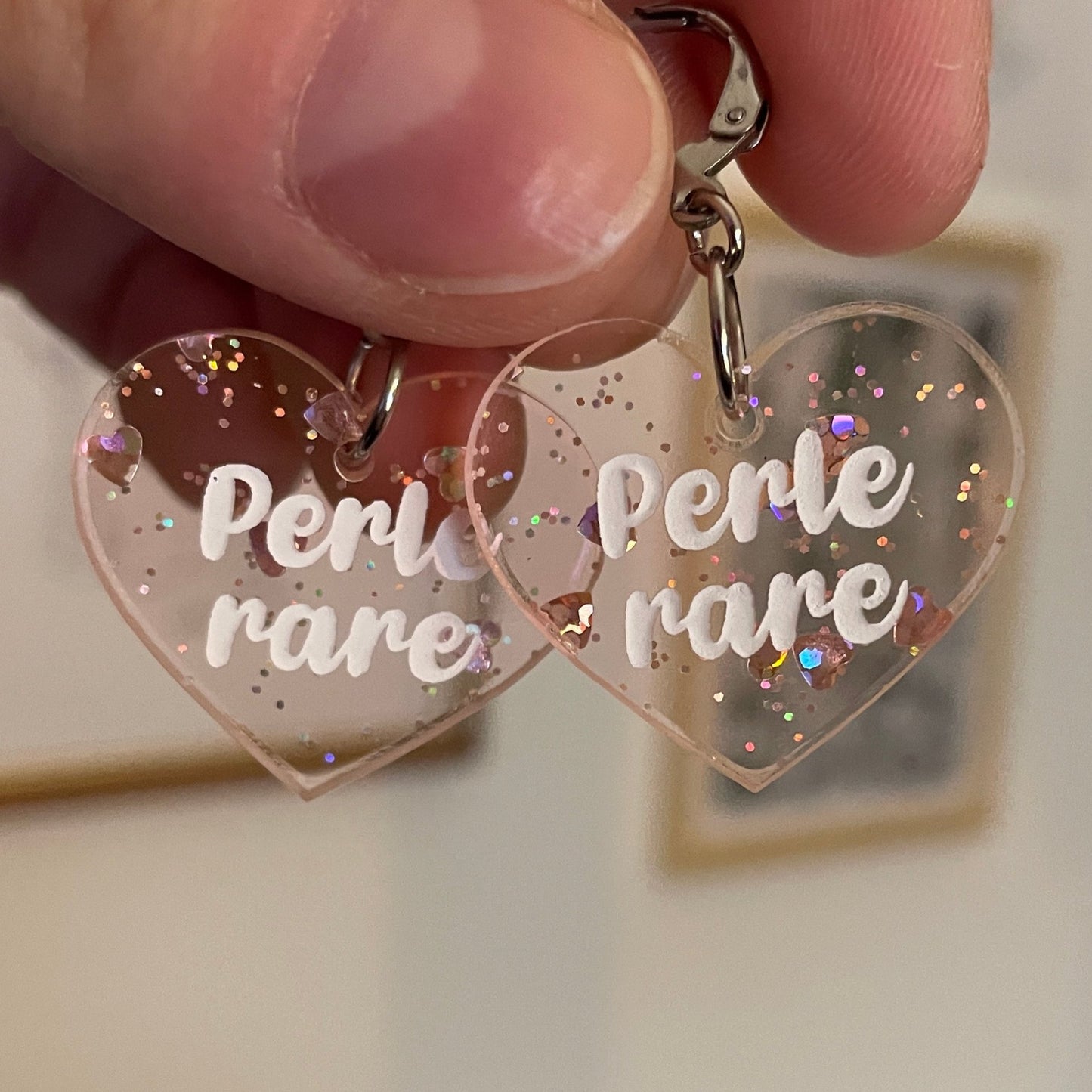 Petites boucles d'oreilles coeurs pendantes "Perle rare" en acrylique transparente rose avec des coeurs