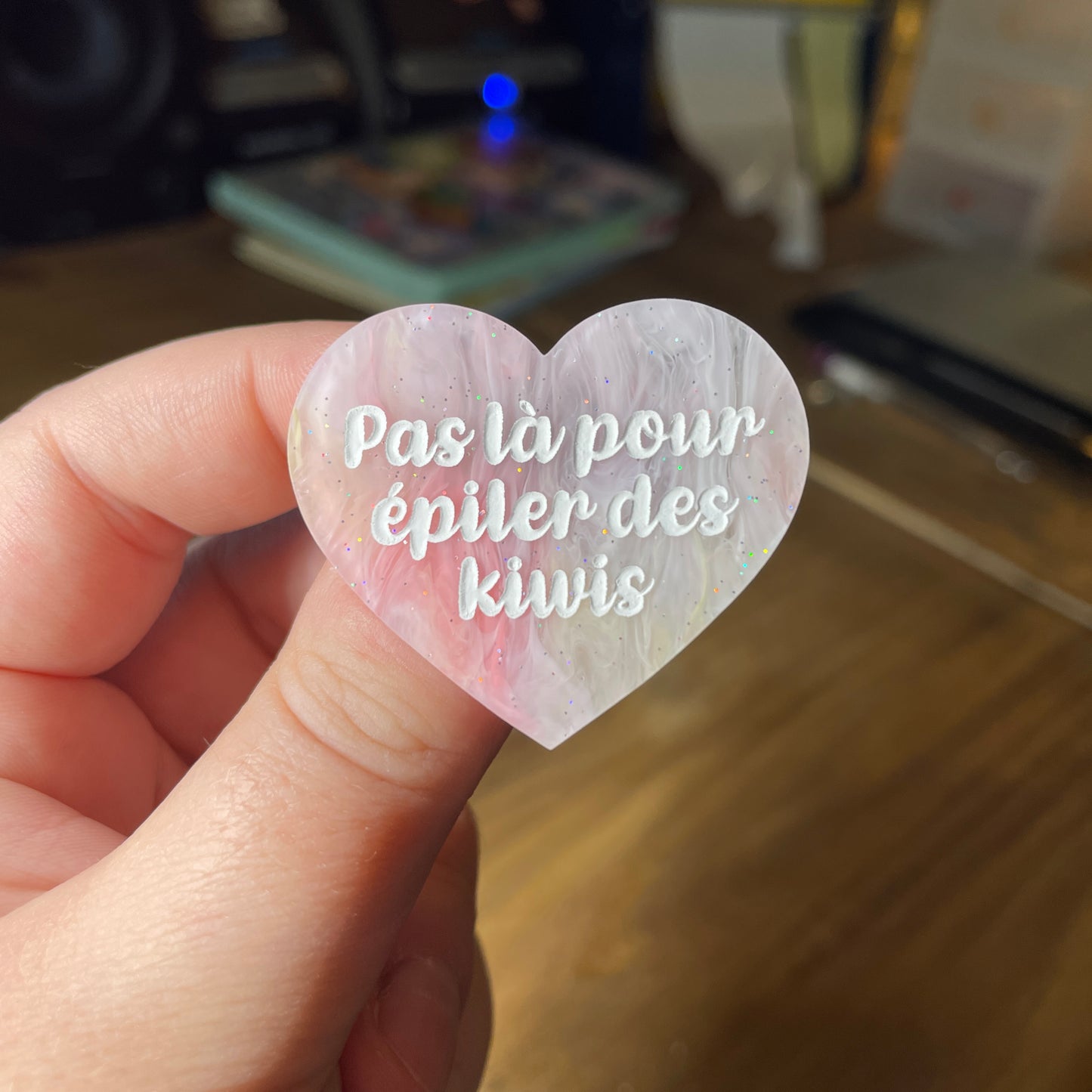 Broche "Pas là pour épiler des kiwis" en acrylique semi transparente marbrée blanche, rose et jaune à paillettes