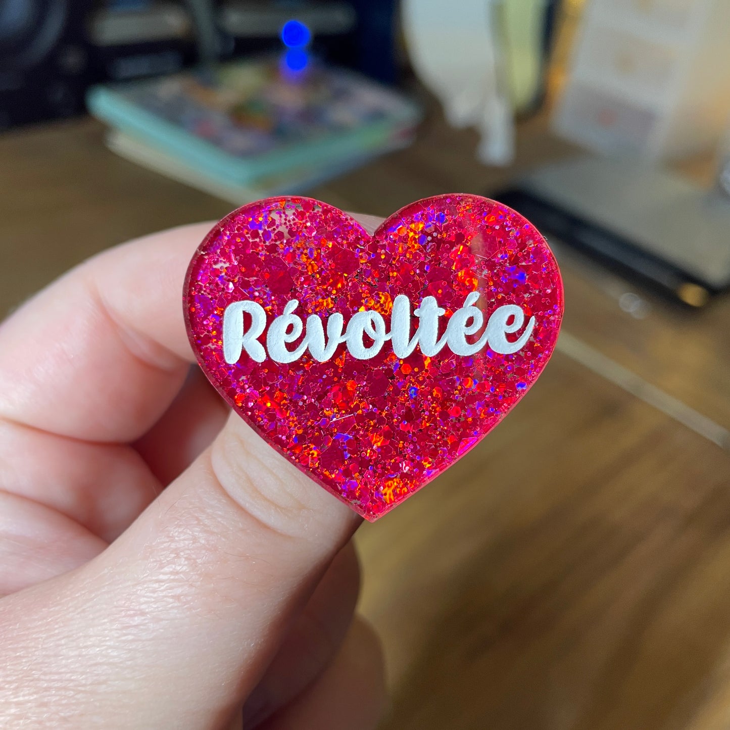 Broche "Révoltée" en acrylique semi transparente à paillettes rouges
