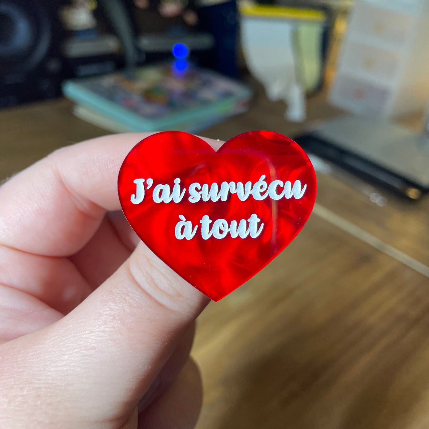 Broche "J'ai survécu à tout" en acrylique marbrée rouge