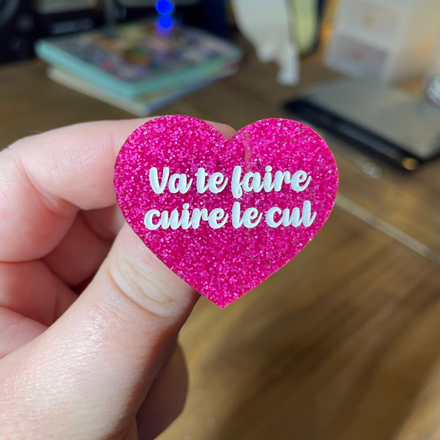 Broche "Va te faire cuire le cul" en acrylique à paillettes roses