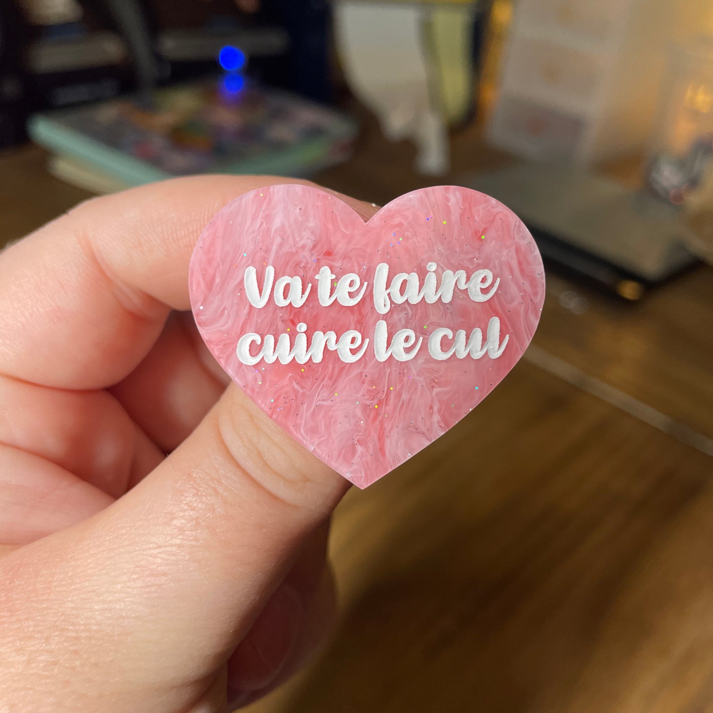 Broche "Va te faire cuire le cul" en acrylique semi transparente marbrée rouge, rose et blanche à paillettes