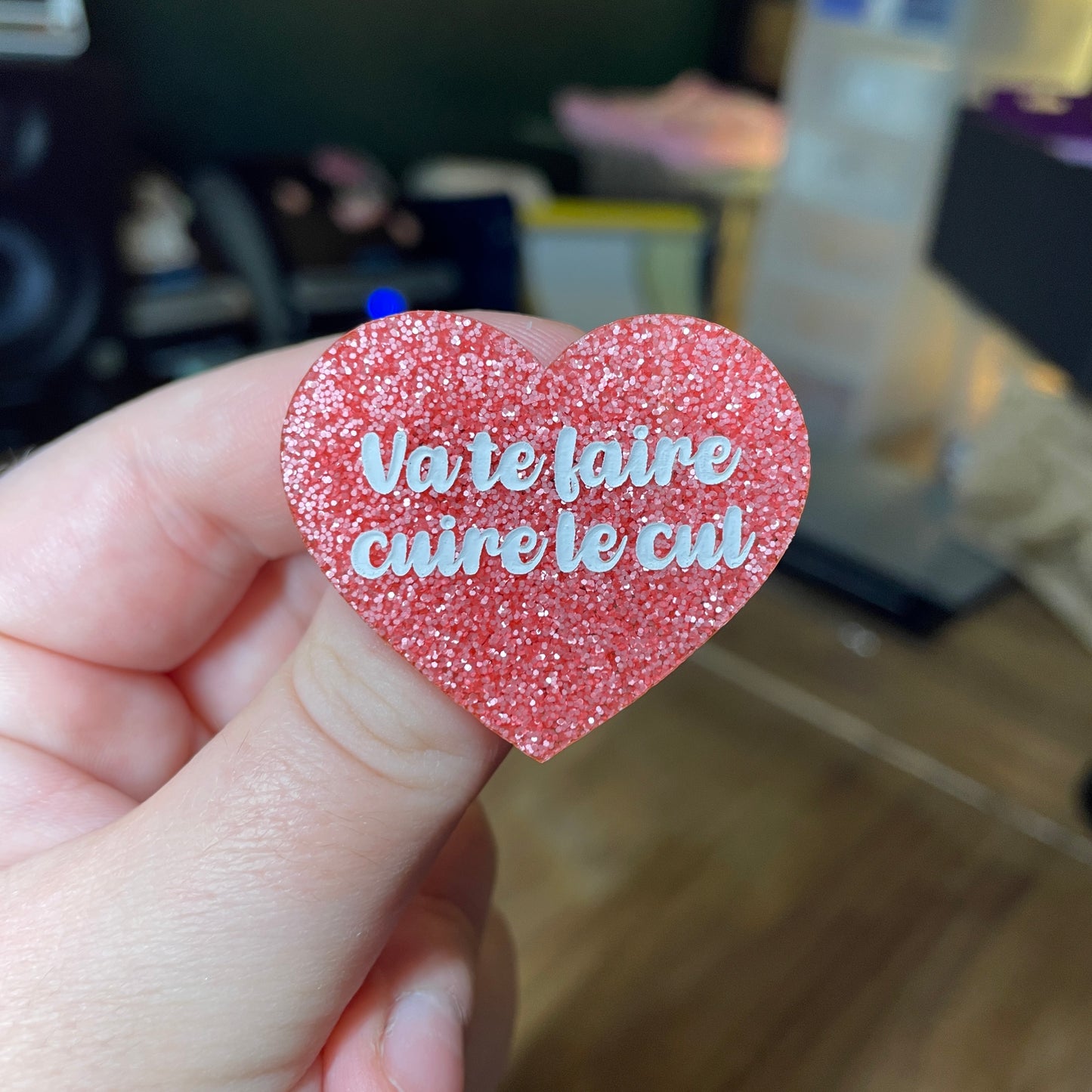 Broche "Va te faire cuire le cul" en acrylique à paillettes roses