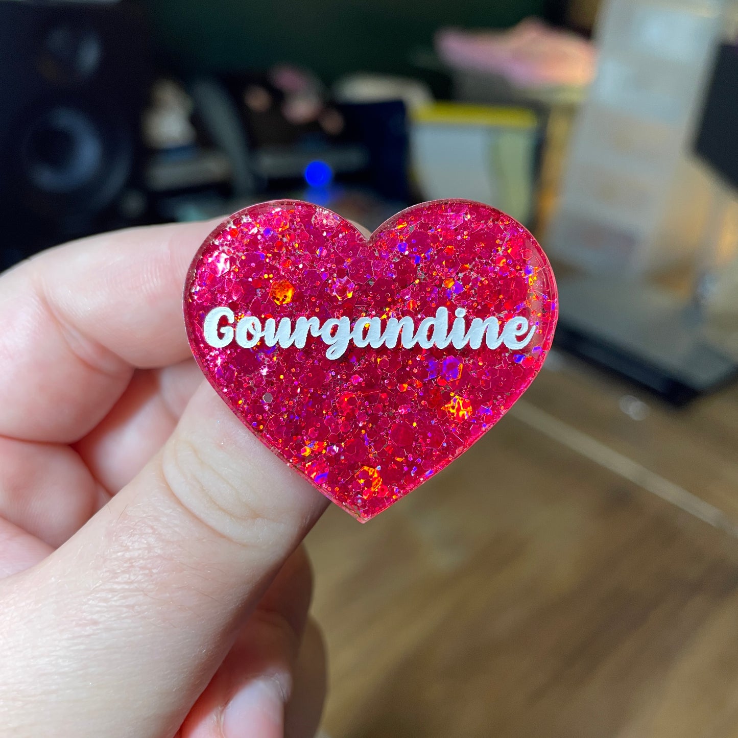 Broche "Gourgandine" en acrylique semi transparente à paillettes rouges