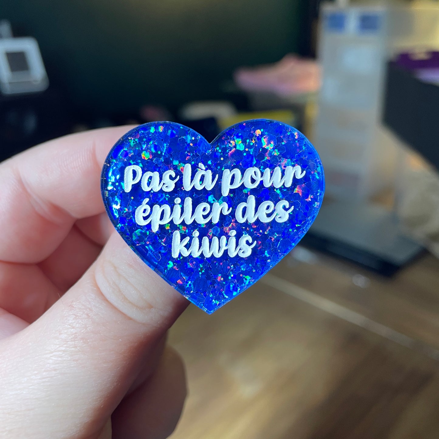Broche "Pas là pour épiler des kiwis" en acrylique semi transparente à paillettes bleues