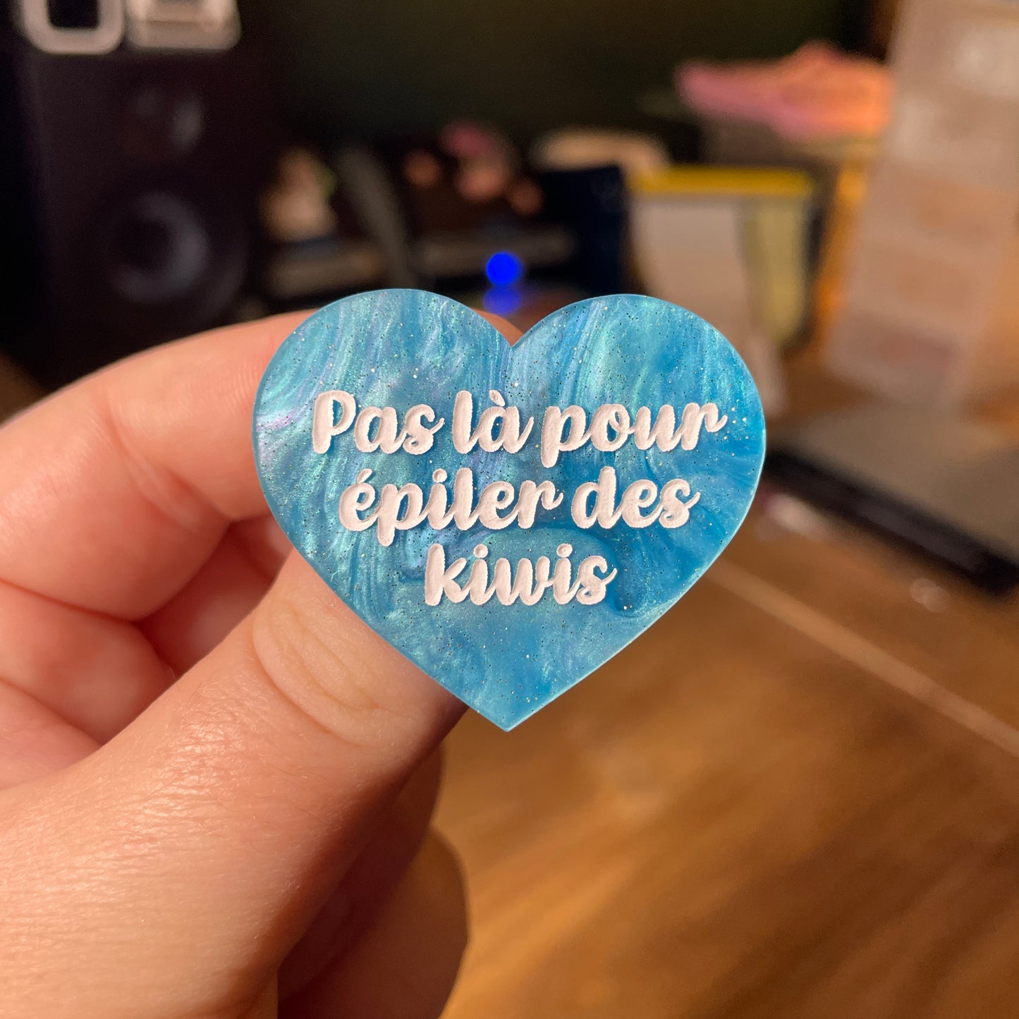 Broche "Pas là pour épiler des kiwis" en acrylique marbrée bleue à paillettes