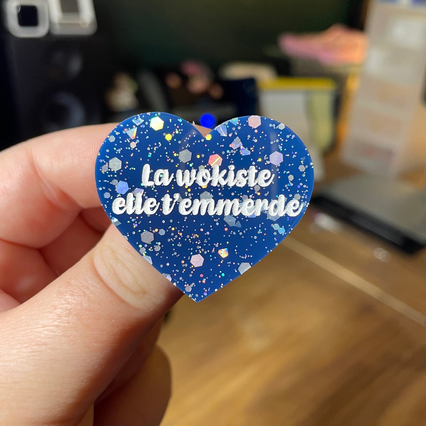 Broche "La wokiste elle t'emmerde" en acrylique bleue à paillettes