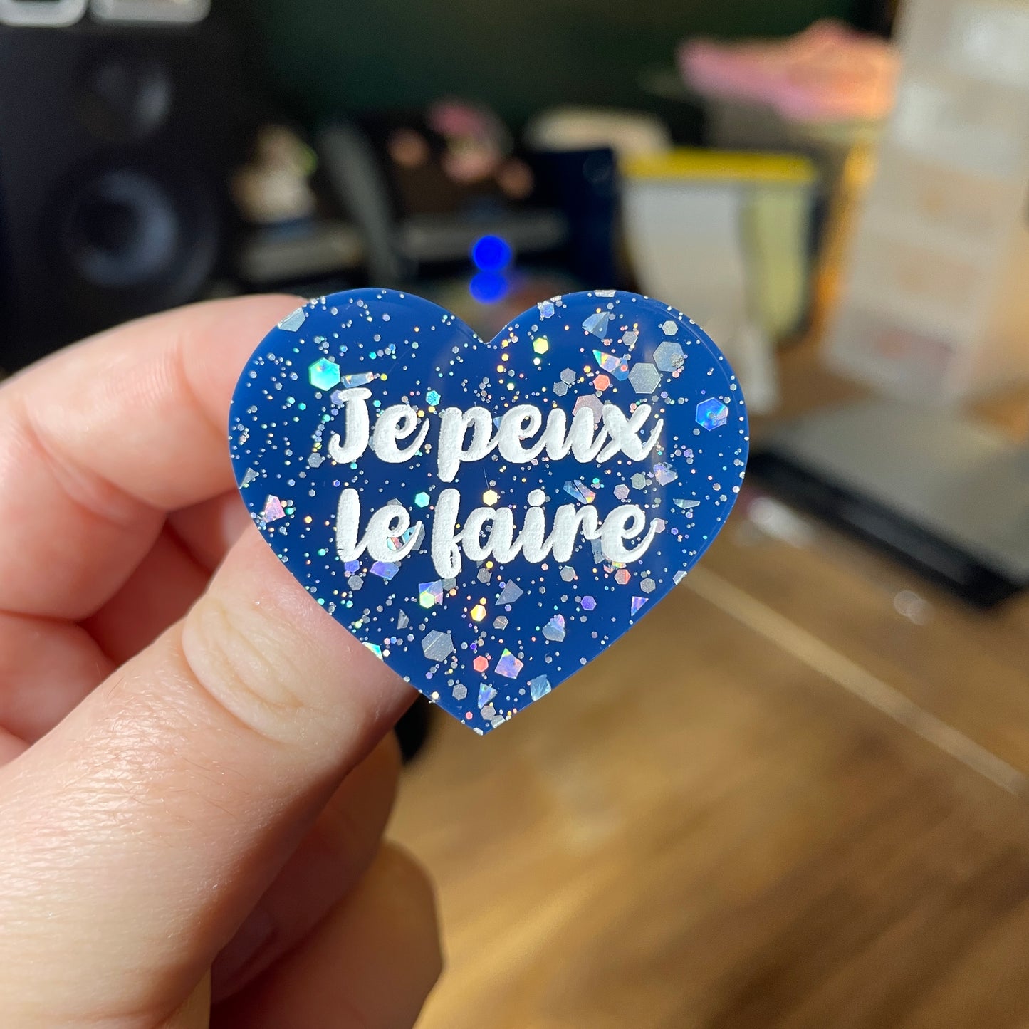 Broche "Je peux le faire" en acrylique bleue à paillettes