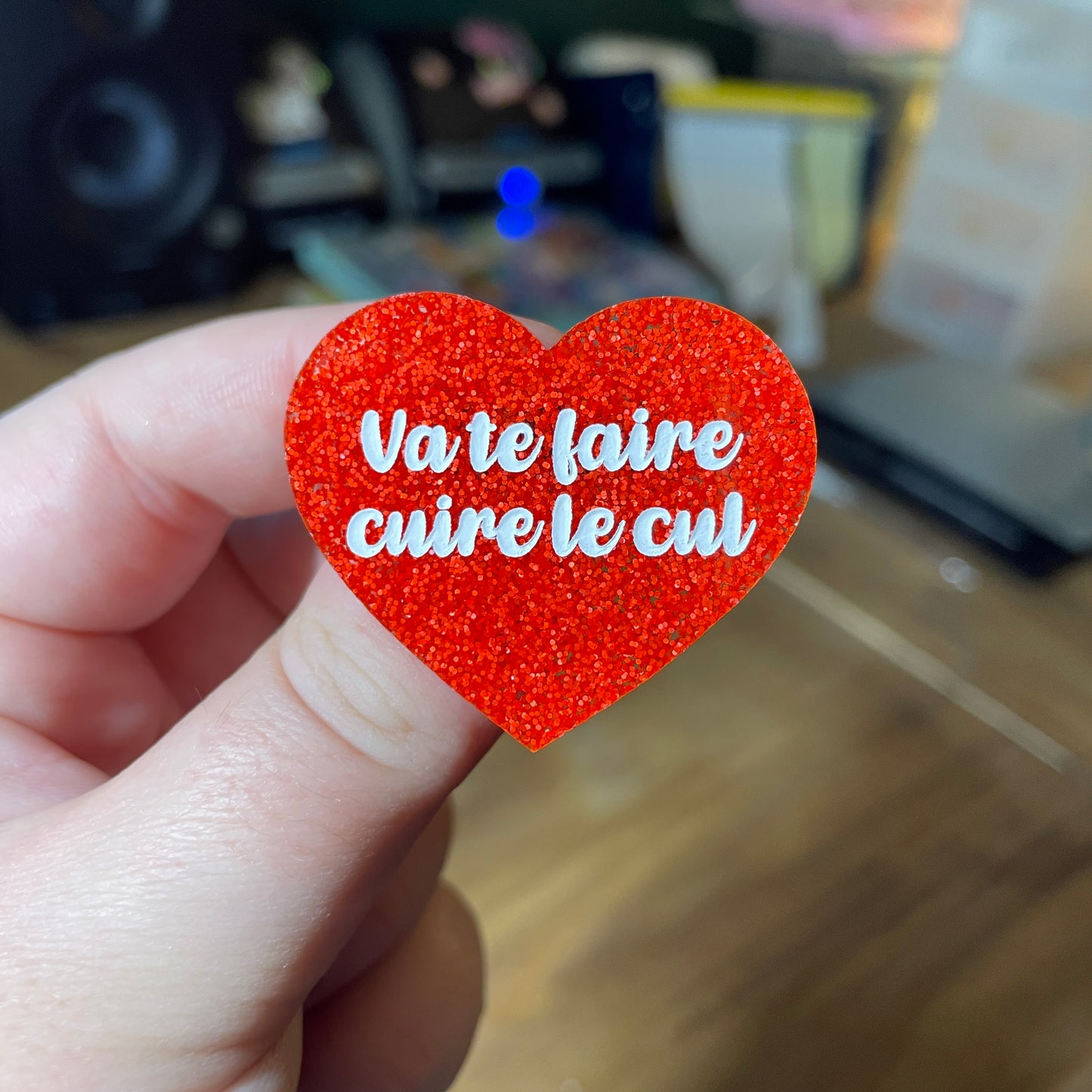 Broche "Va te faire cuire le cul" en acrylique à paillettes oranges