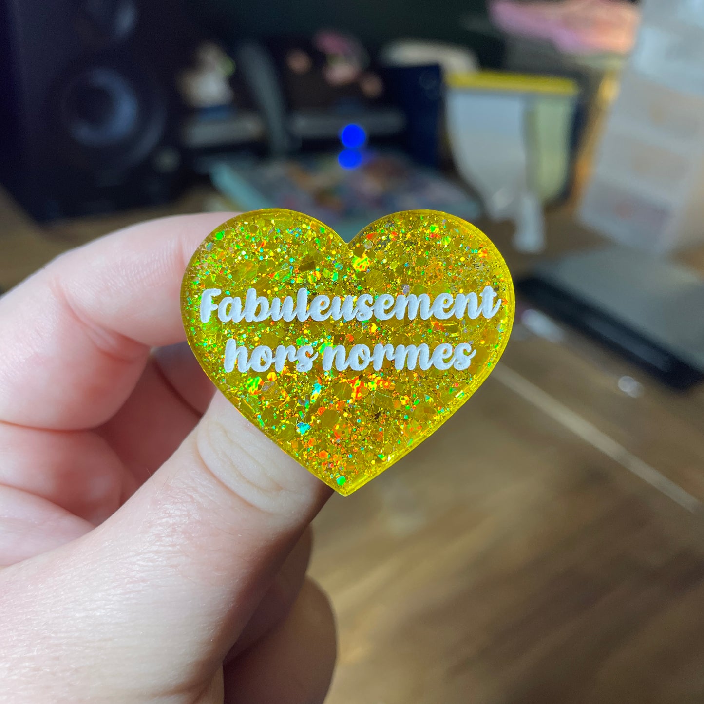 Broche "Fabuleusement hors normes" en acrylique semi transparente à paillettes jaunes