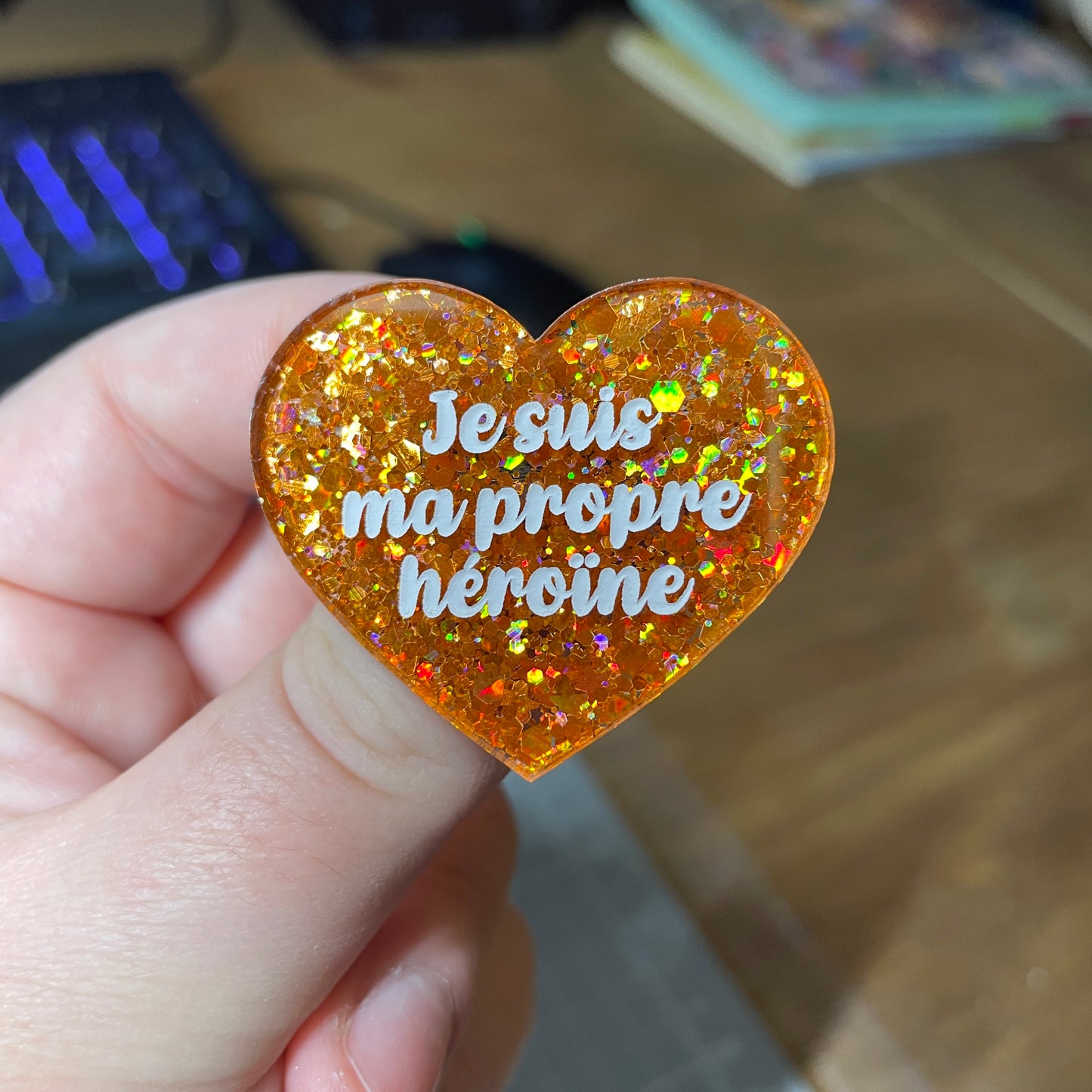 Broche "Je suis ma propre héroïne" en acrylique semi transparente avec des paillettes oranges