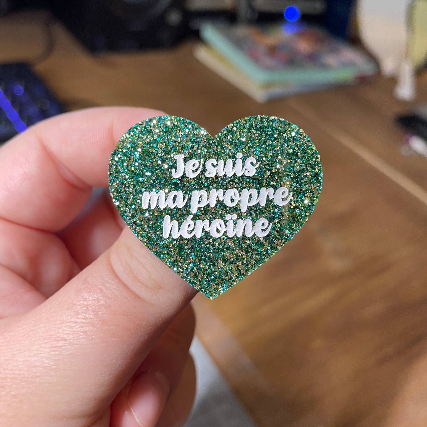 Broche "Je suis ma propre héroïne" en acrylique à paillettes vertes