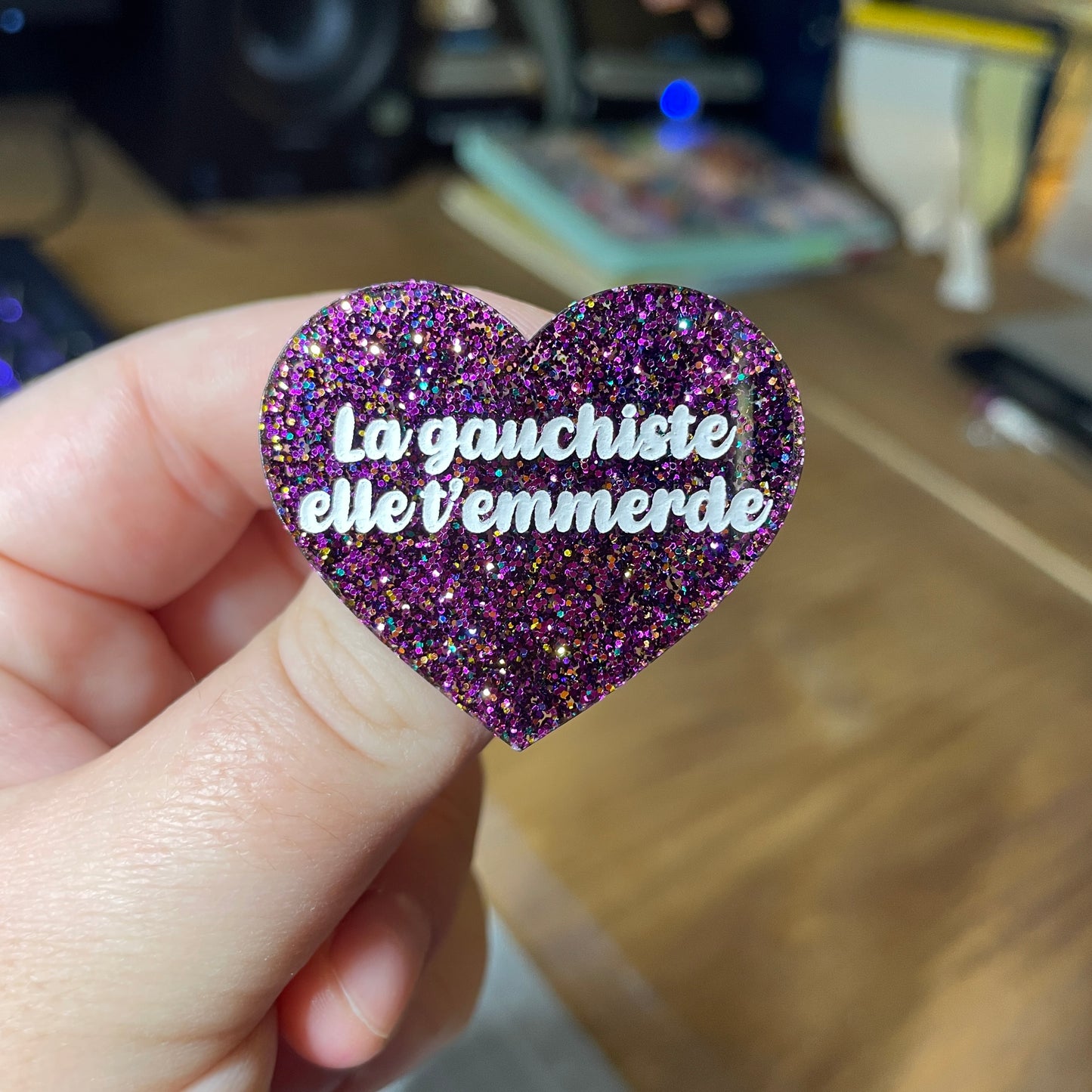 Broche "La gauchiste elle t'emmerde" en acrylique à paillettes violettes