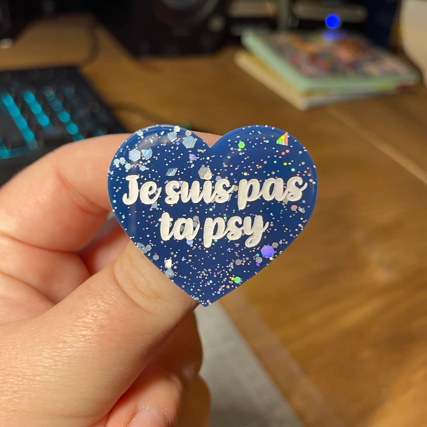 Broche "Je suis pas ta psy" en acrylique bleue à paillettes
