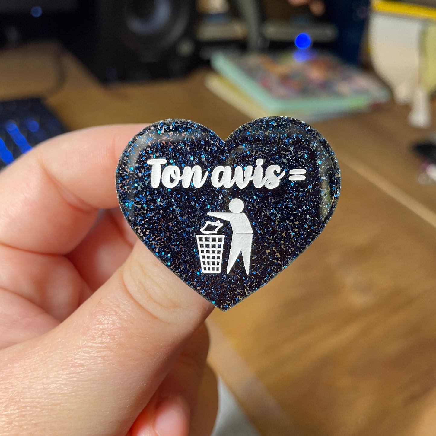 Broche "Ton avis = poubelle" en acrylique à paillettes bleues