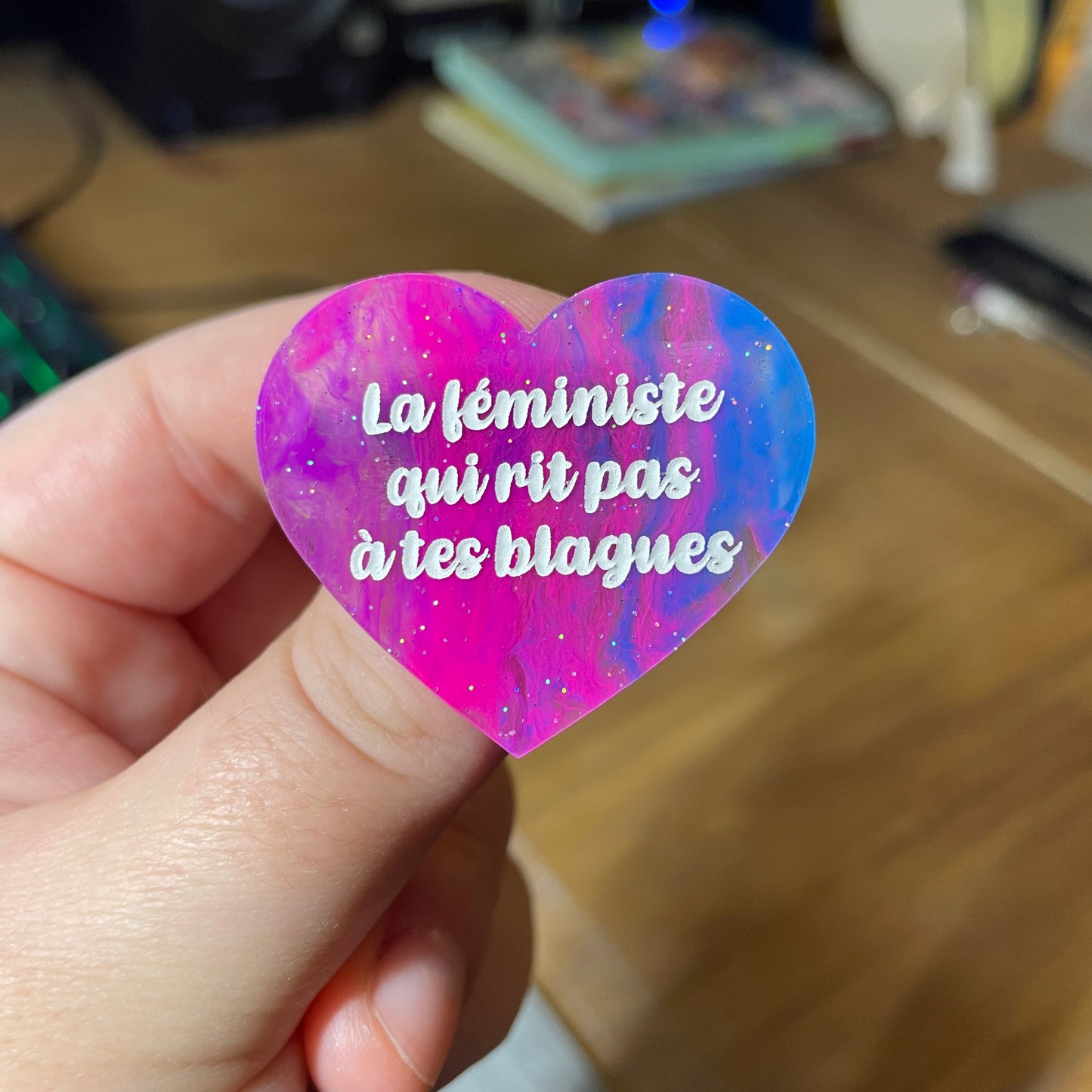 Broche "La féministe qui rit pas à tes blagues" en acrylique semi transparente marbrée multicolore