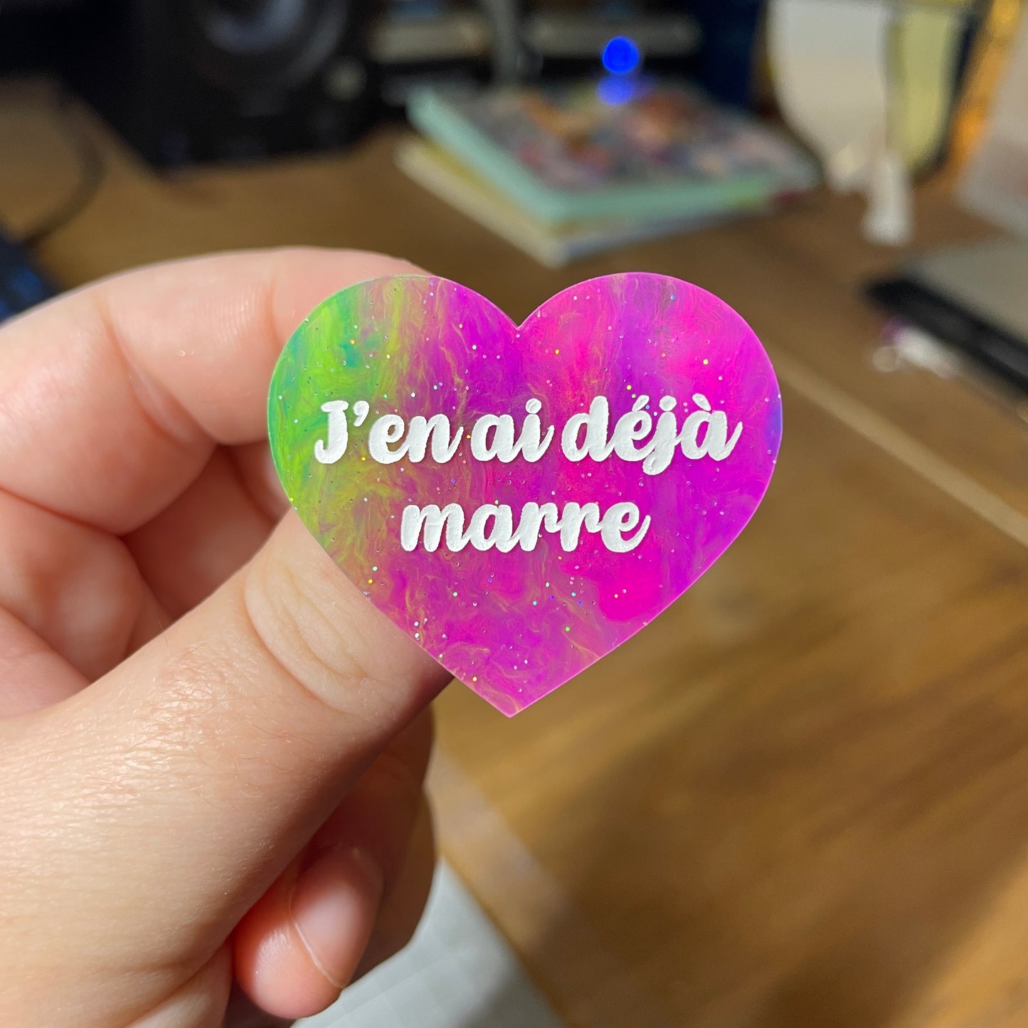 Broche "J'en ai déjà marre" en acrylique semi transparente marbrée multicolore
