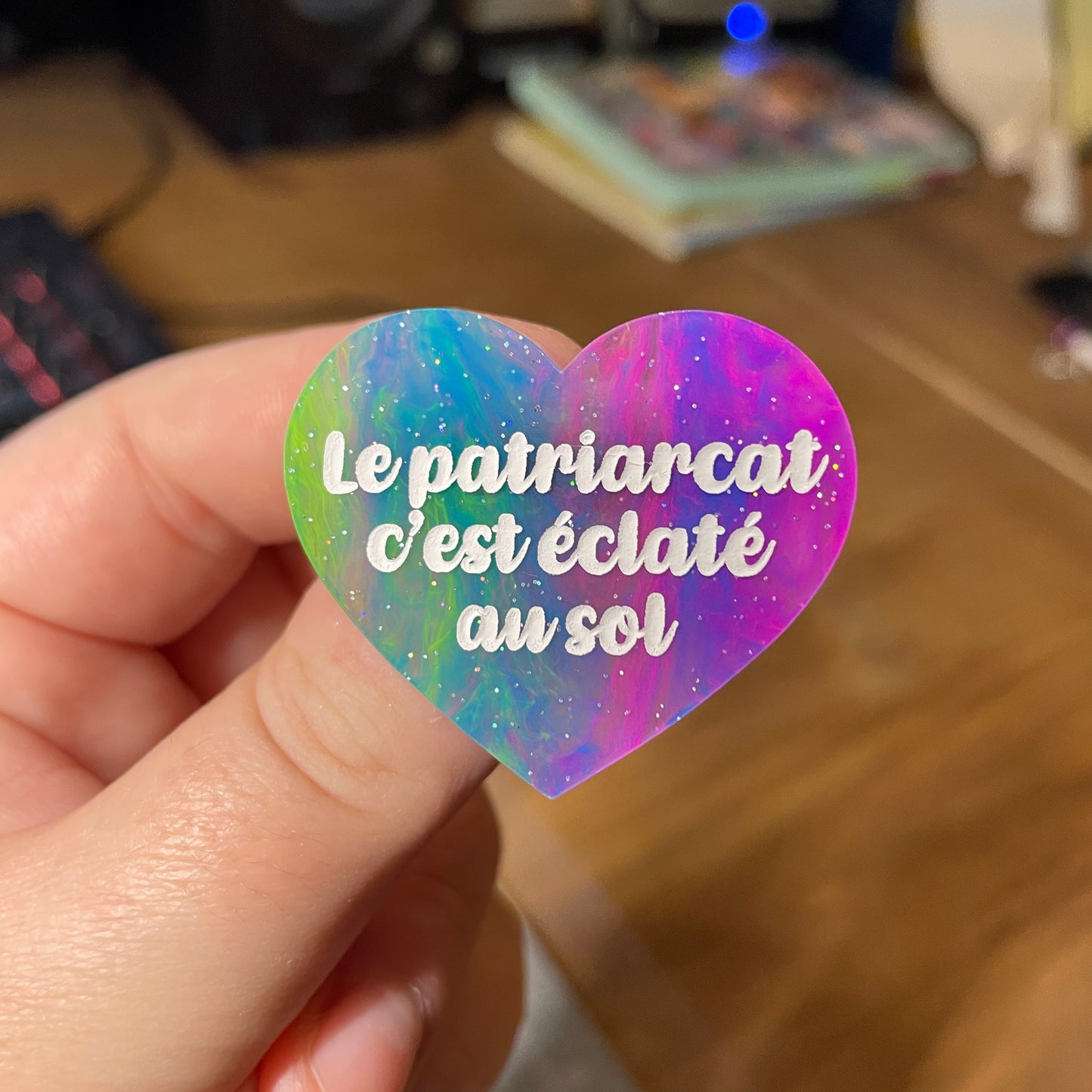Broche "Le patriarcat c'est éclaté au sol" en acrylique semi transparente marbrée multicolore