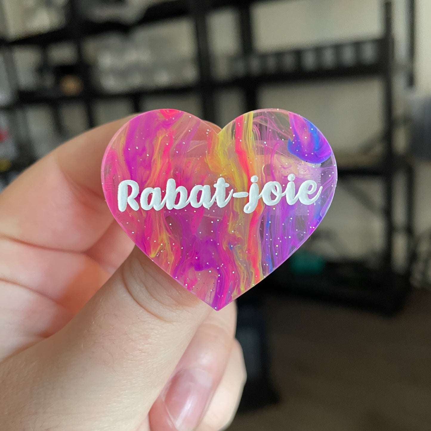 Broche "Rabat-joie" en acrylique semi transparente marbrée multicolore