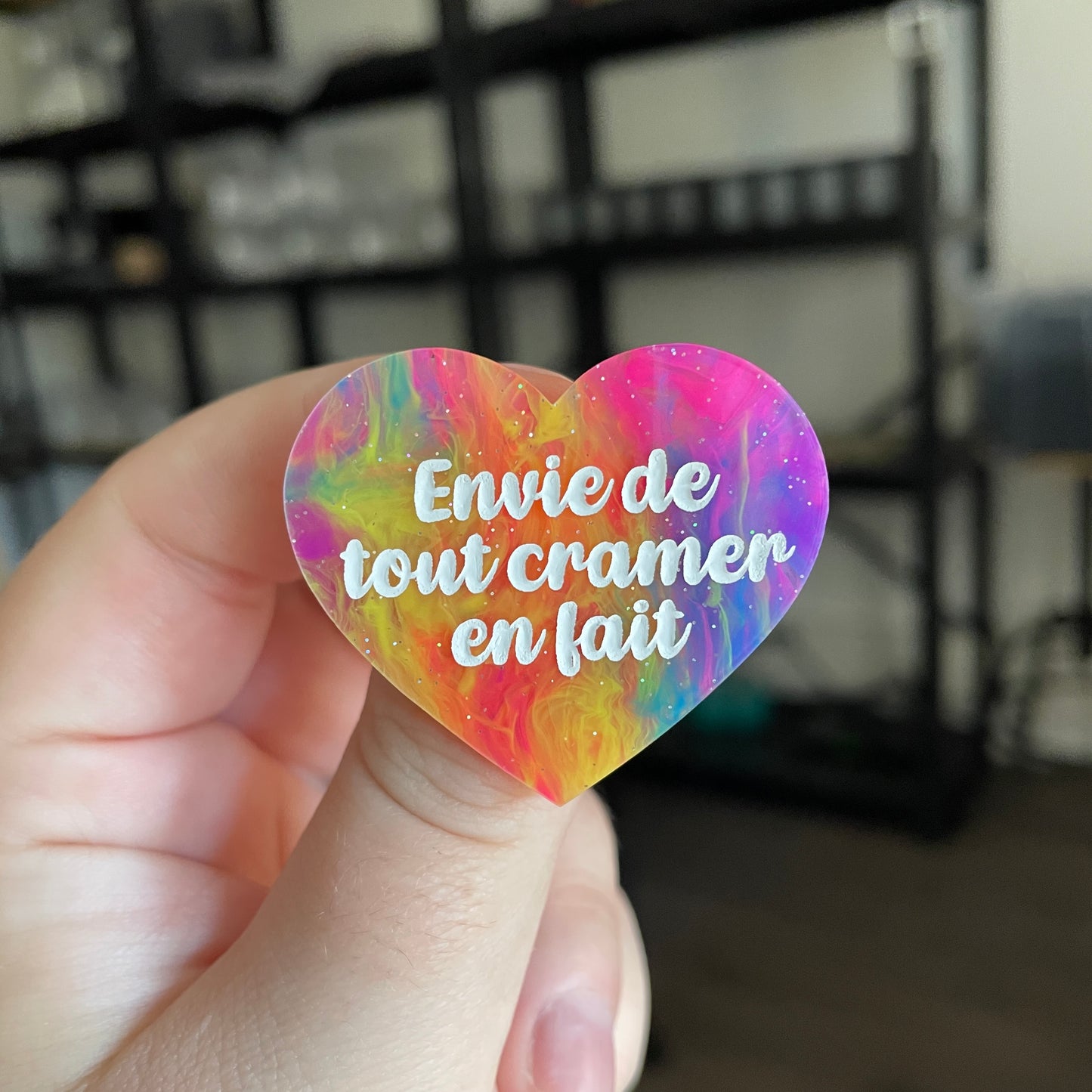 Broche "Envie de tout cramer en fait" en acrylique semi transparente marbrée multicolore