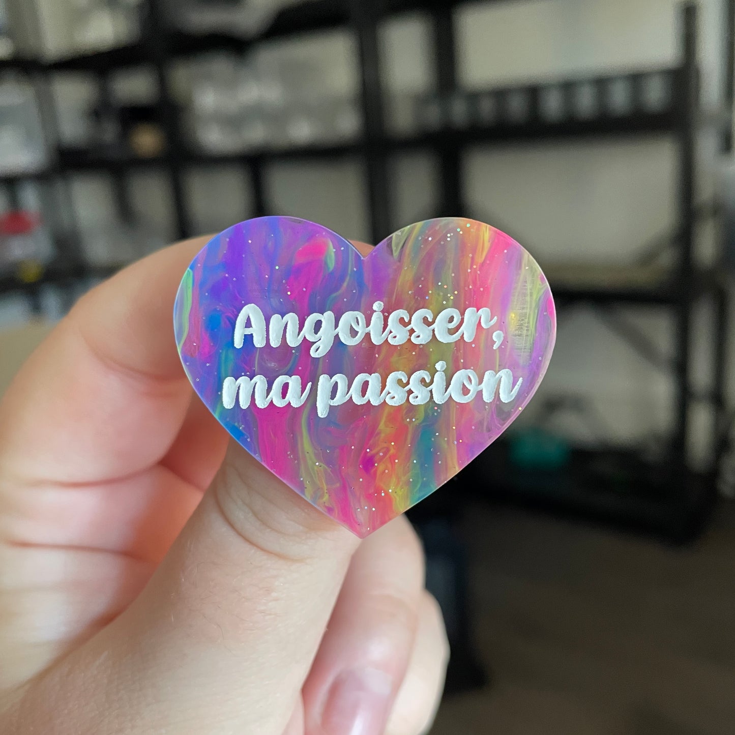 Broche "Angoisser, ma passion" en acrylique semi transparente marbrée multicolore