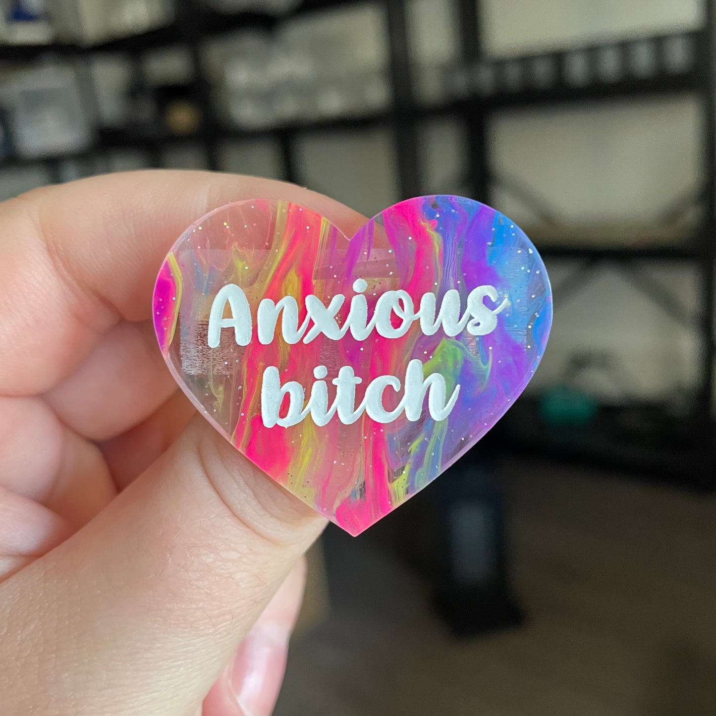 Broche "Anxious bitch" en acrylique semi transparente marbrée multicolore
