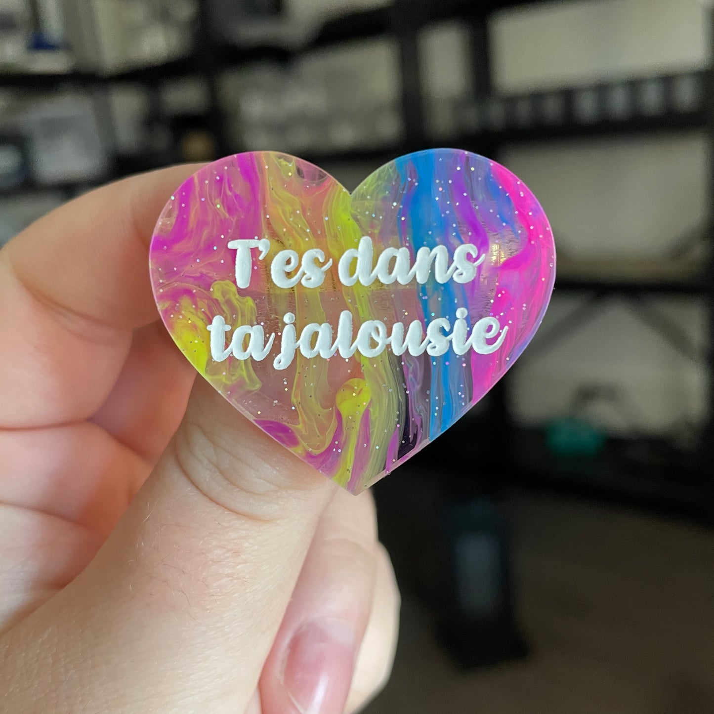 Broche "T'es dans ta jalousie" en acrylique semi transparente marbrée multicolore