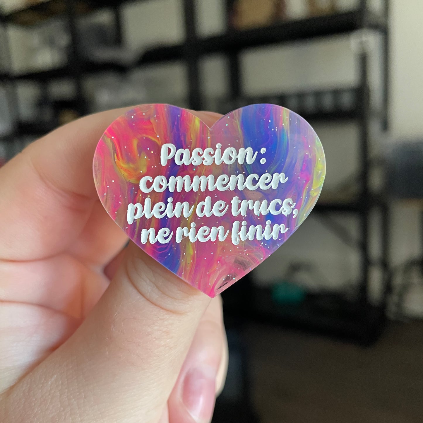 Broche "Passion : commencer plein de trucs, ne rien finir" en acrylique semi transparente marbrée multicolore