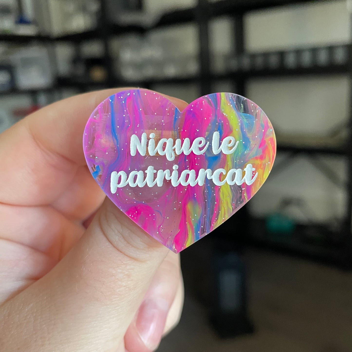 Broche "Nique le patriarcat" en acrylique semi transparente marbrée multicolore