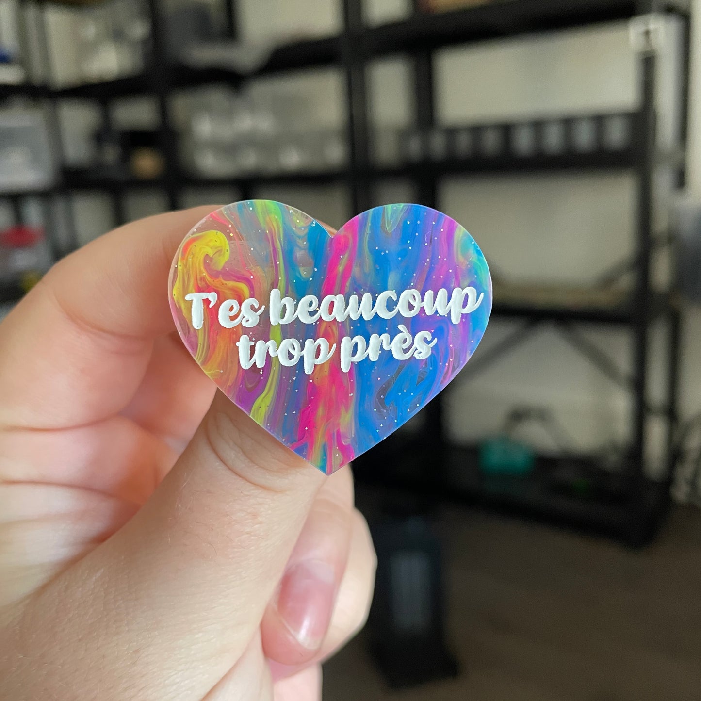 Broche "T'es beaucoup trop près" en acrylique semi transparente marbrée multicolore