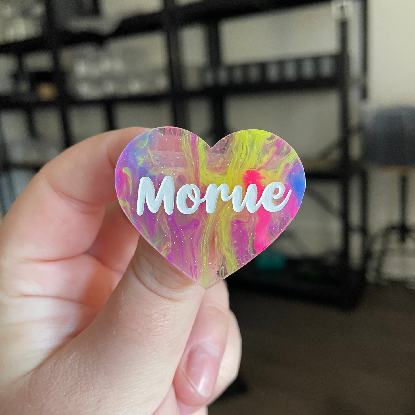 Broche "Morue" en acrylique semi transparente marbrée multicolore