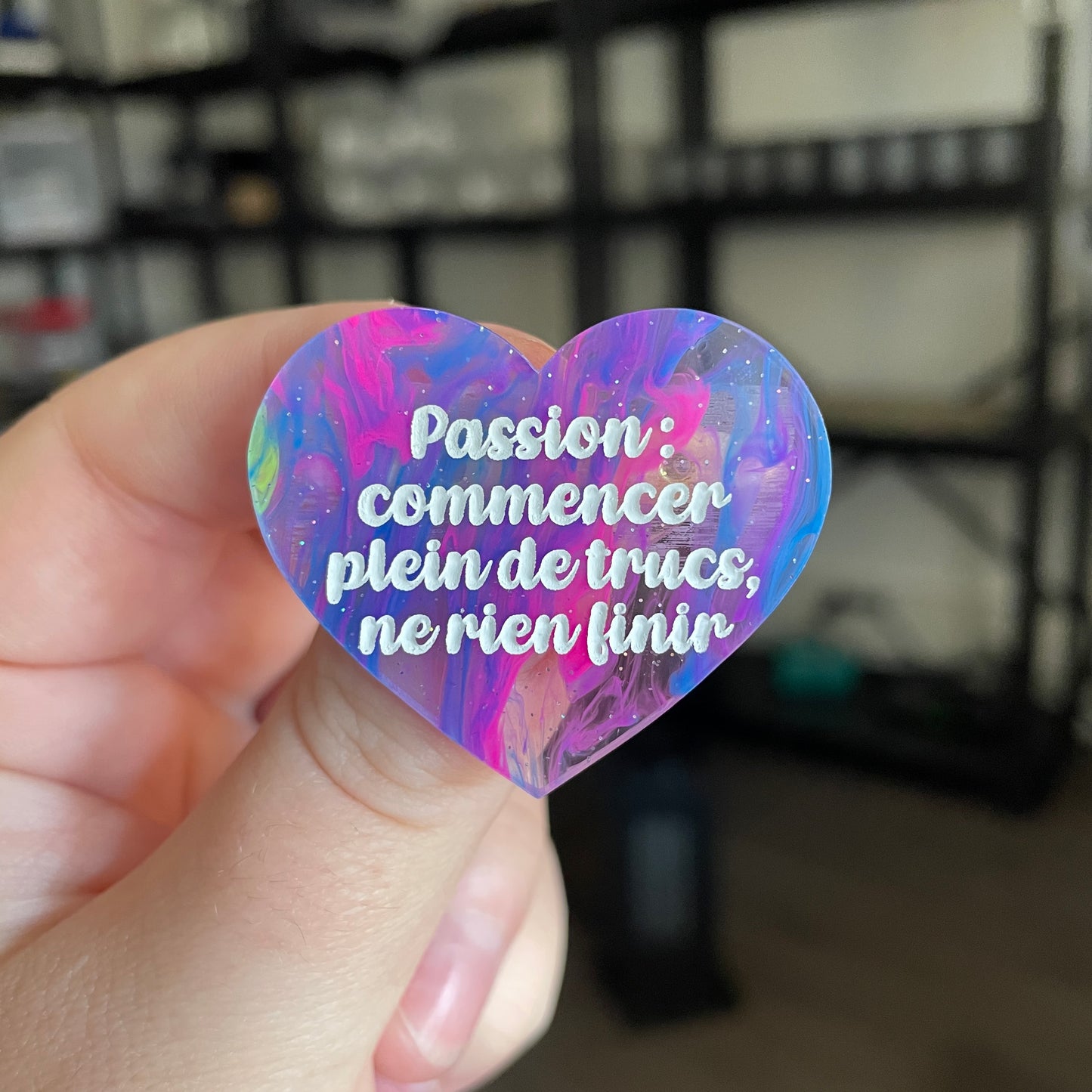 Broche "Passion : commencer plein de trucs, ne rien finir" en acrylique semi transparente marbrée multicolore