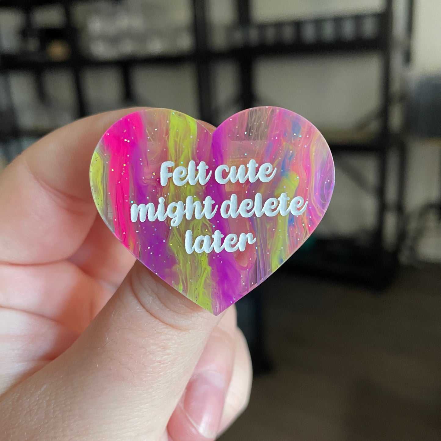 Broche "Felt cute might delete later" en acrylique semi transparente marbrée multicolore