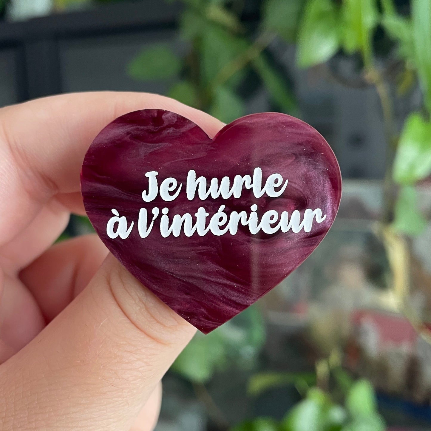 Broche "Je hurle à l'intérieur" en acrylique marbrée bordeaux