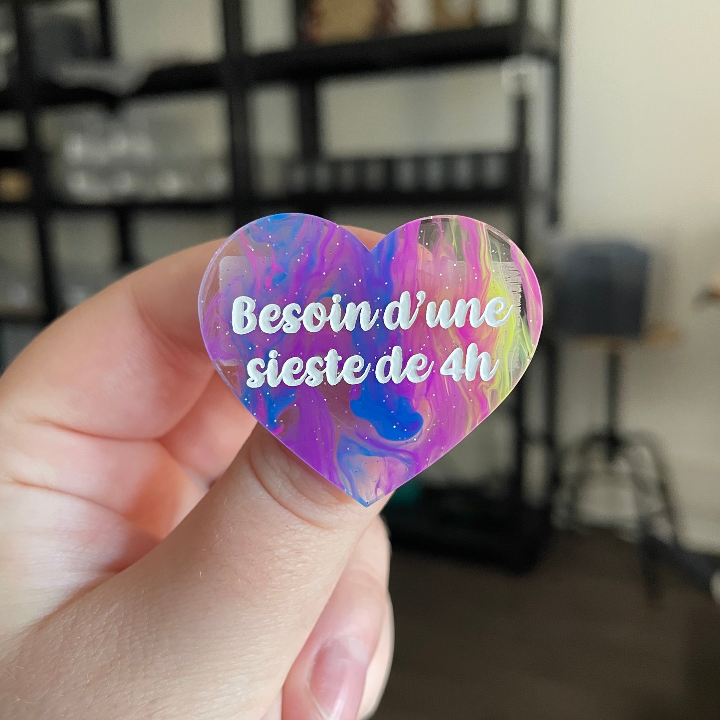 Broche "Besoin d'une sieste de 4h" en acrylique semi transparente marbrée multicolore