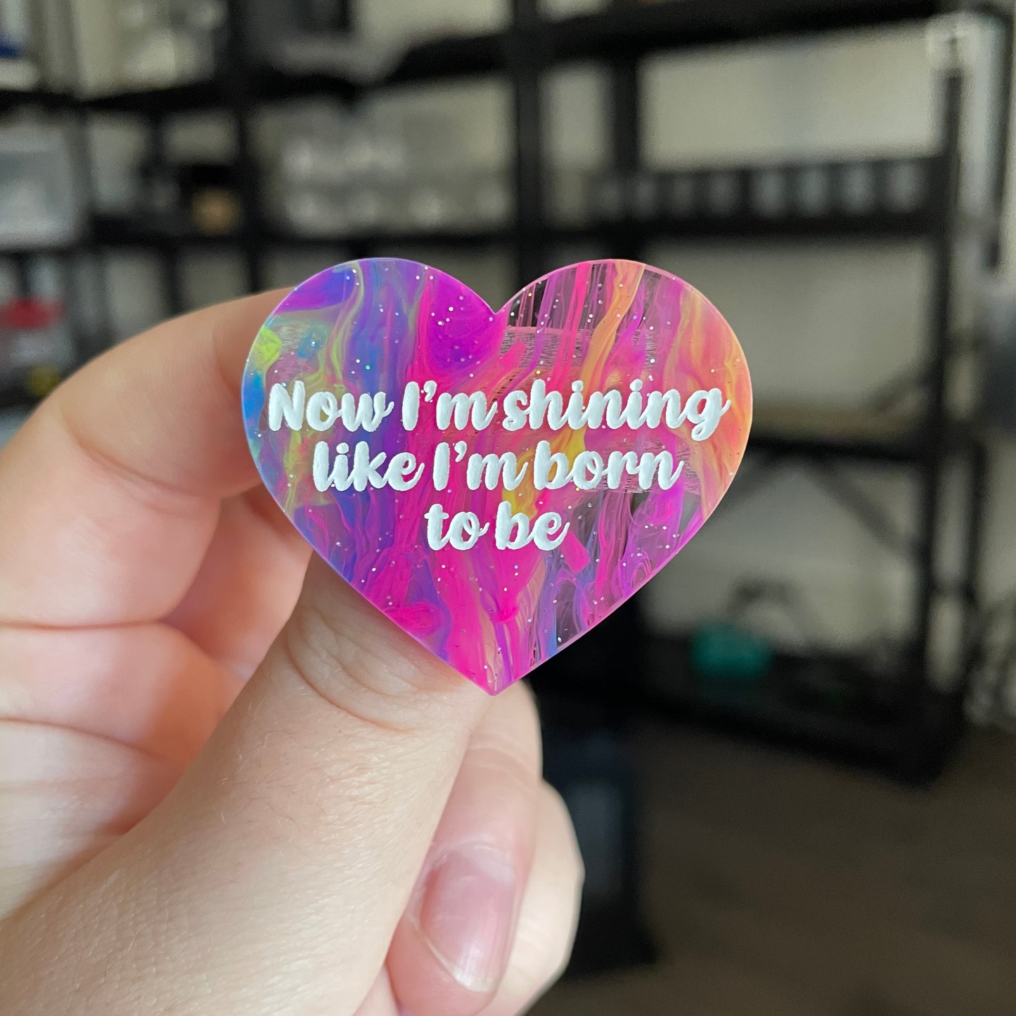 Broche "Now I'm shining like I'm born to be" en acrylique semi transparente marbrée multicolore